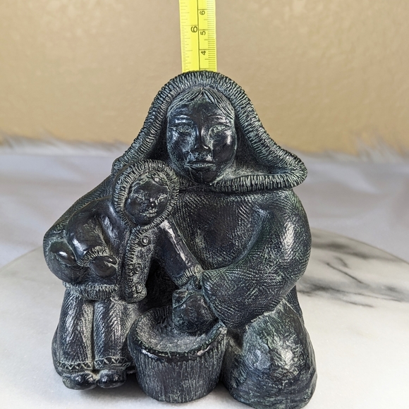 A Wolf Original Inuit / Eskimo Woman And Child Carved Soap Stone Sculpture - Picture 8 of 10